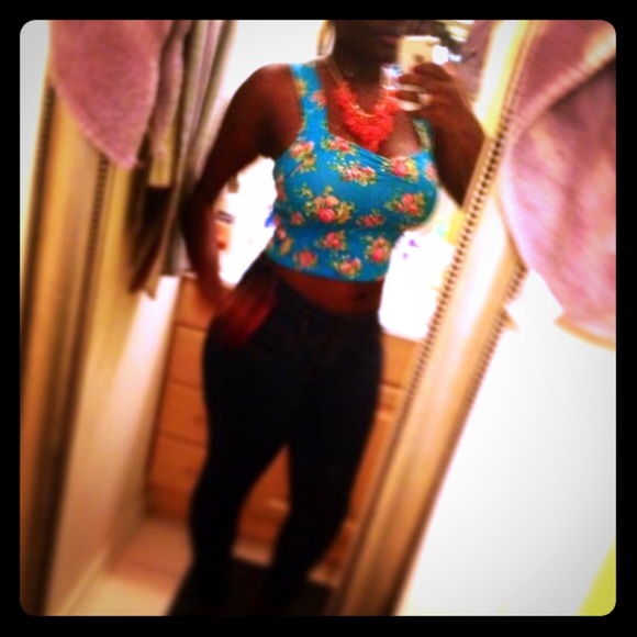 🚫 SOLD 🚫Forever 21 Floral crop top 🌺🌺🌺