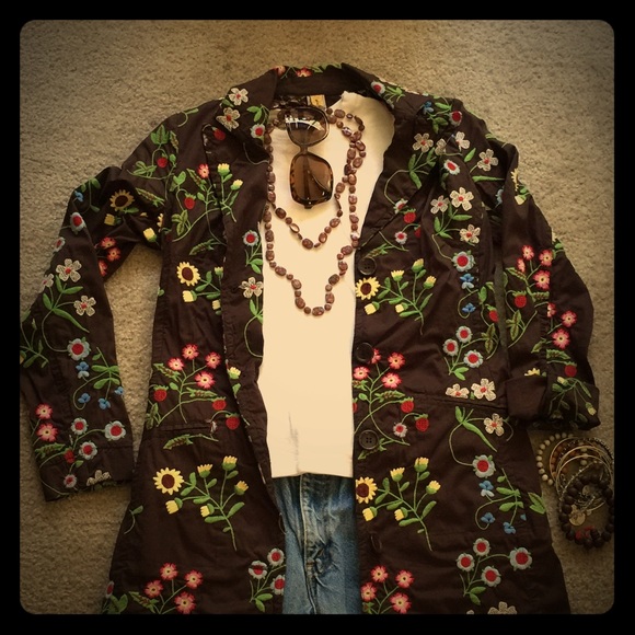 🌻🌺🌹🌷Fresh floral trench for any occasion!