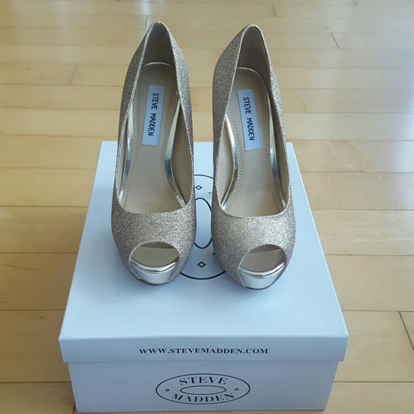 Steve Madden Scandall Gold Glitter pumps