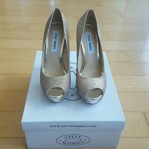 Steve Madden Scandall Gold Glitter pumps