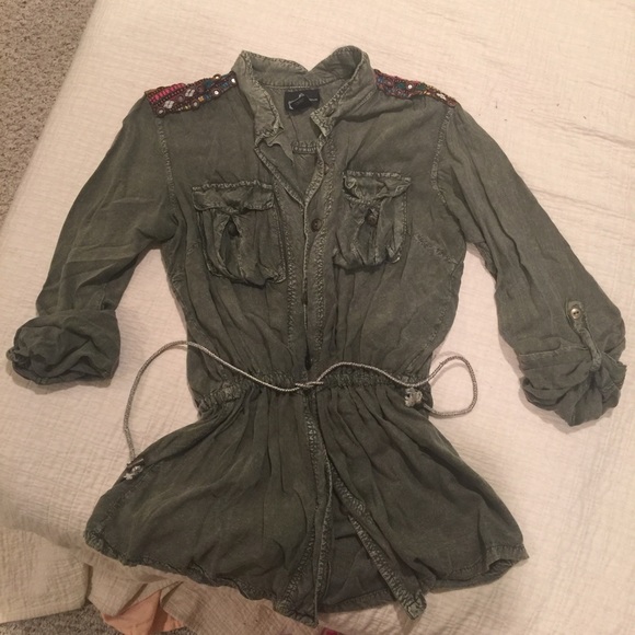 Shirt/jacket with back detail