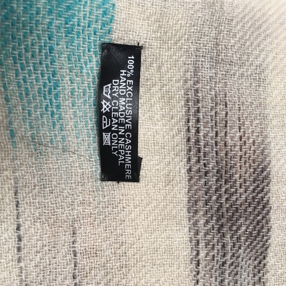 Hand made 100% Exclusive Cashmere Galway Wrap - Picture 3 of 4