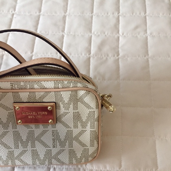 Sold! Michael Kors small cross body bag - Picture 3 of 4