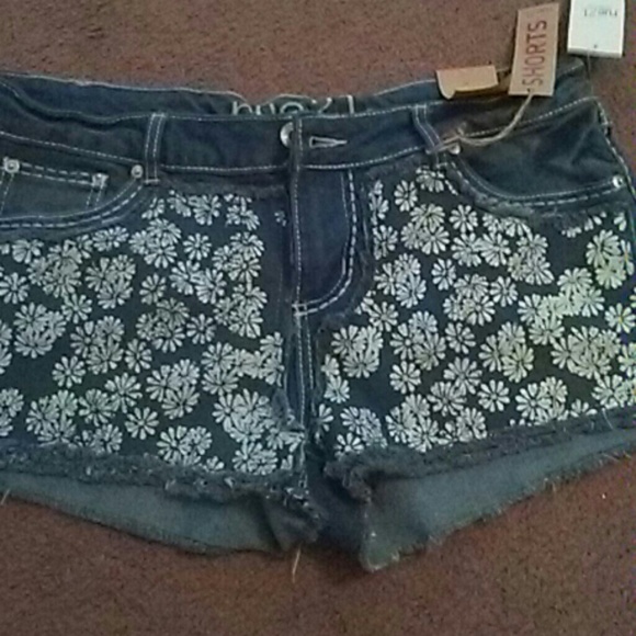 Size 13/14 nwt rue 21 daisy. Jean shorts