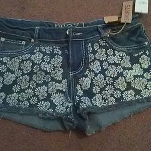 Size 13/14 nwt rue 21 daisy. Jean shorts
