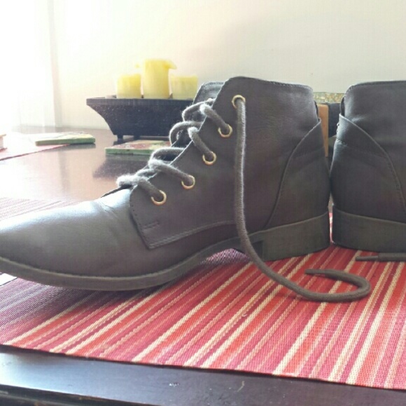 *SOLD* Taupe/grey ankle booties - Picture 3 of 4