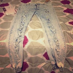 Distressed jogger jeans