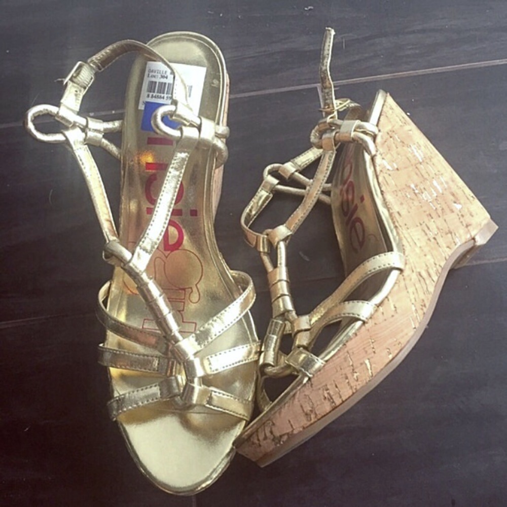 NWT Kensie Girl Daville gold wedge