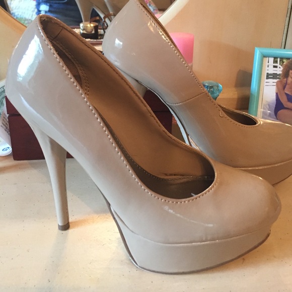 Nude Pumps
