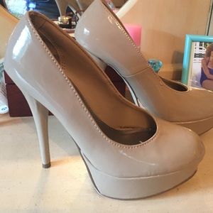 Nude Pumps