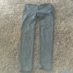 Medium workout leggings. Grey "scale" design