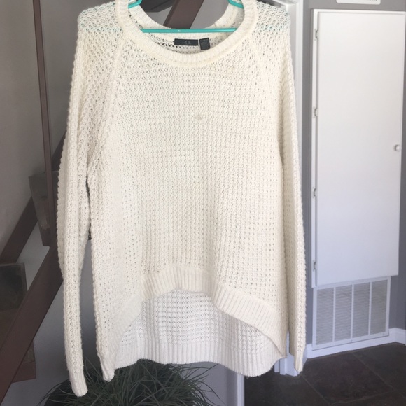 Nice white sweater. 2 flaws = last 2 pics