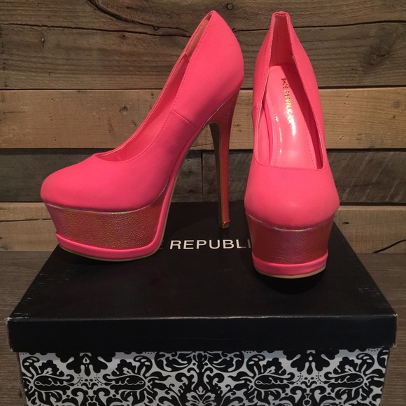 {NIB} Pink Platform Pumps Heels