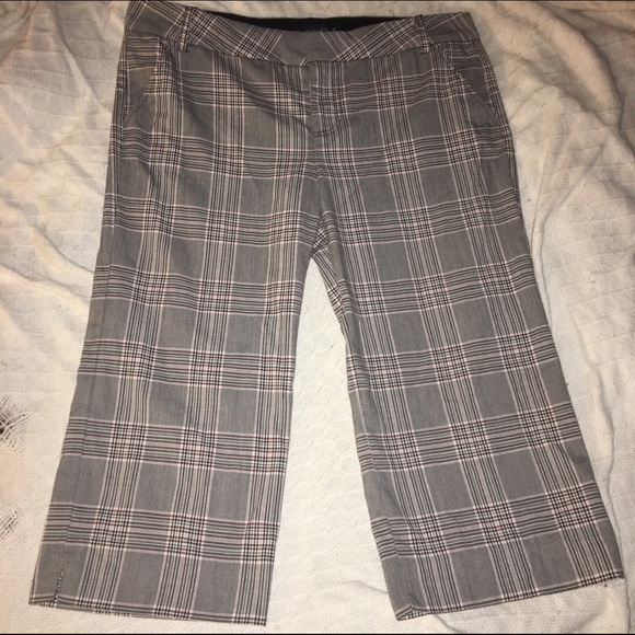 Beautiful plaid capris - Picture 1 of 3