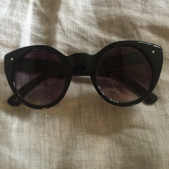 Black sunglasses with cute shape!