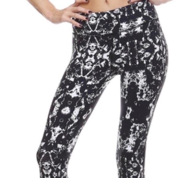 NWT || Black Abstract Print Laced Workout Leggings - Picture 3 of 4
