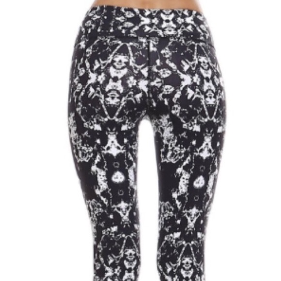 NWT || Black Abstract Print Laced Workout Leggings - Picture 4 of 4