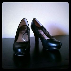 Black pumps