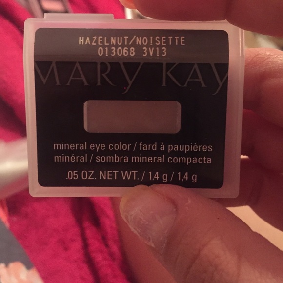 Mary Kay eyeshadow in hazelnut