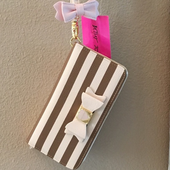 Betsey Johnson Handbags - 🌷HP🌷 Betsey Multi Compartment Wristlet