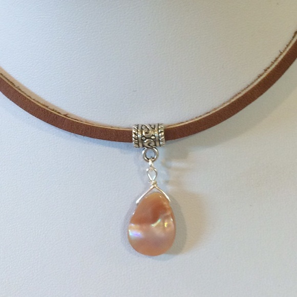 Mother of pearl leather choker necklace - Picture 2 of 3