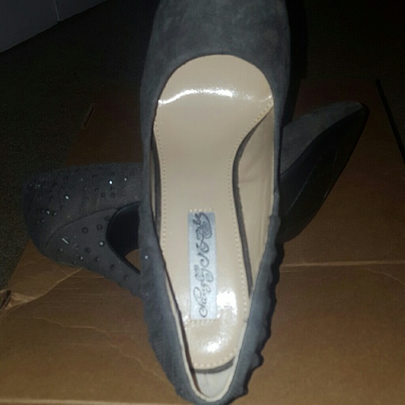 Naughty Monkey gray pumps
