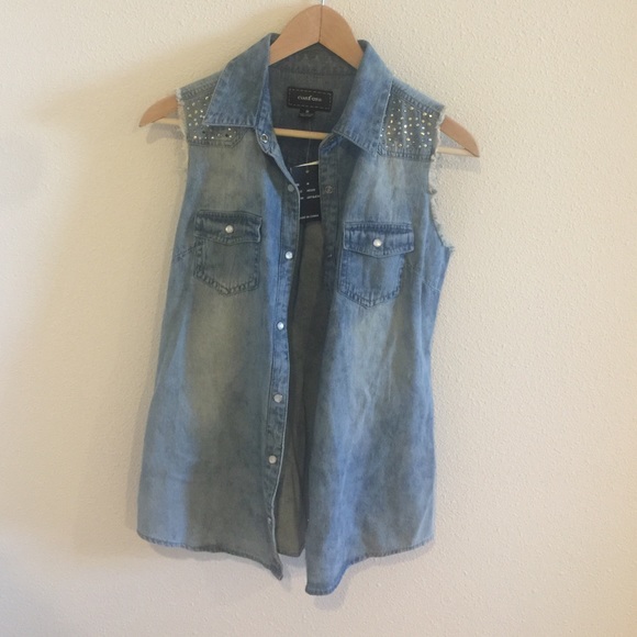 50% OFF Sleeveless Chambray Button Up - Picture 3 of 4