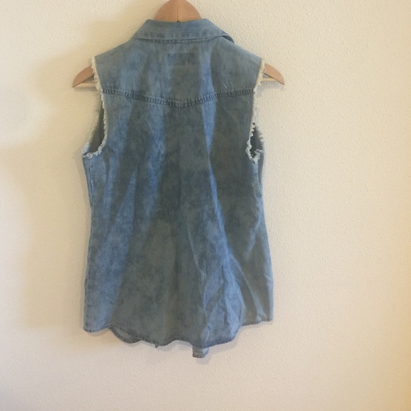 50% OFF Sleeveless Chambray Button Up - Picture 4 of 4