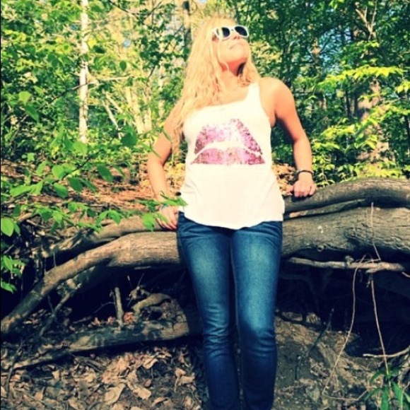 Tank top with kiss mark design