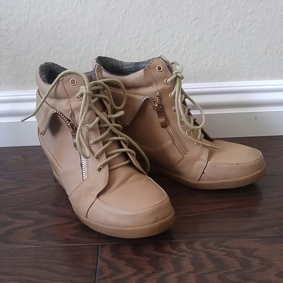 Tan Heels - Picture 1 of 2