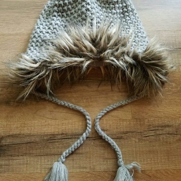 GAP grey cable knit toboggan with tassles