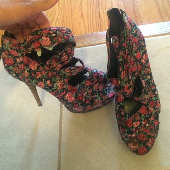 Heels - Picture 2 of 3