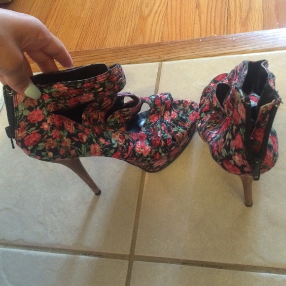 Heels - Picture 3 of 3