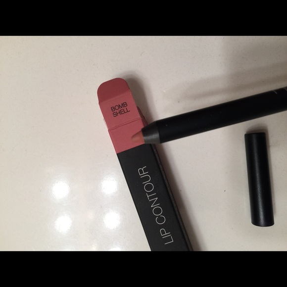 Huda Beauty Lip Contour BOMBSHELL