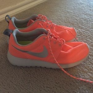 Coral Roshe One Nikes
