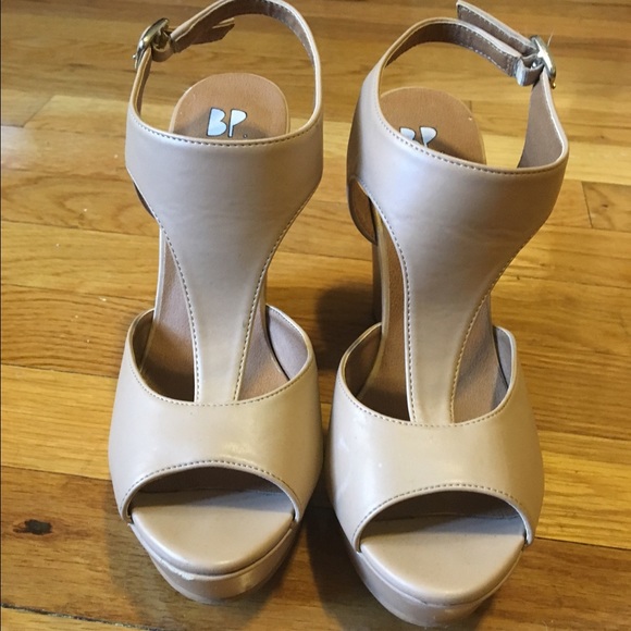 Nude wedges