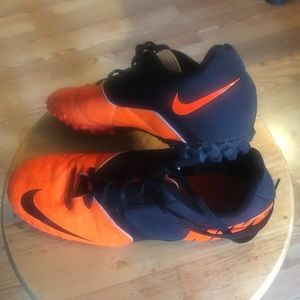 Nike sz 7 (men's) or 8 1/2 (women's) turf cleat