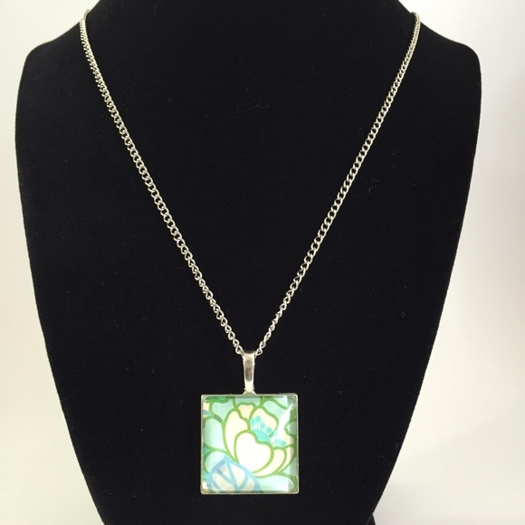 🆕💚 Green floral necklace