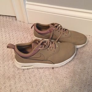 Nike Thea desert sand 6.5