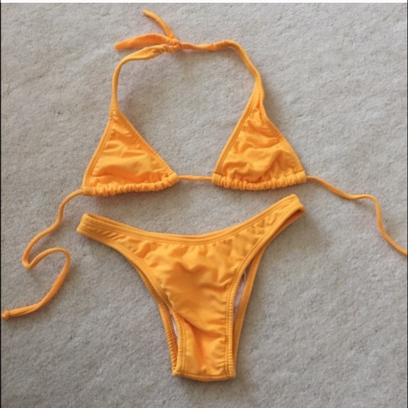 2 bikinis