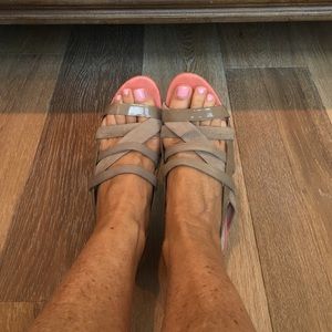 Chloe flat sandals taupe patent and suede