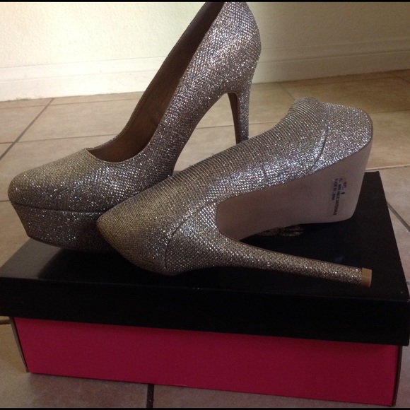 Charlotte Russe Never Worn Champagne Glitter Pump