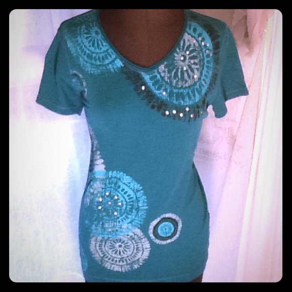 Teal medallion graphic print v neck long waist tee