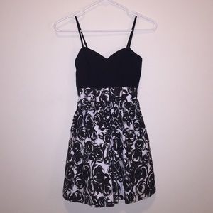 Forever 21 Black & White Floral Dress Size XS