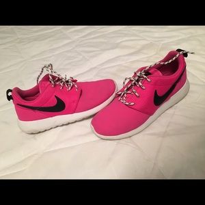 NIKE ROSHE RUN (pink foil/Black - White - White)