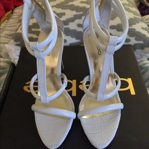 BEBE. Crocodiles White Heel Sandals