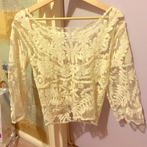 Optional off the shoulder lace top