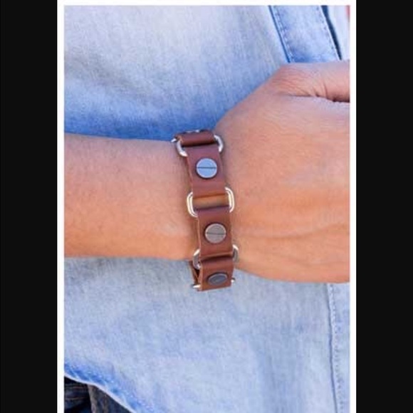 Jewelry - Cute leather like bracelet