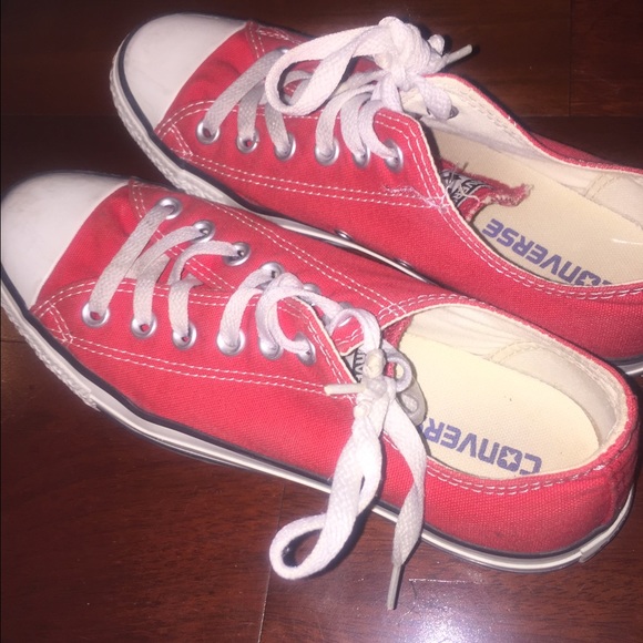 Red low top converse size women's 8