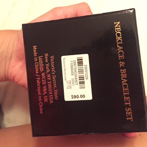Victoria's Secret necklace and bracelet set - Picture 2 of 2